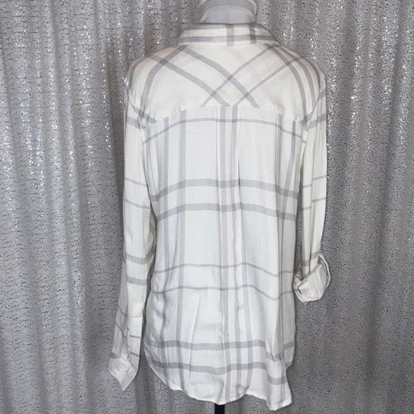 Romeo+Juliet Couture White and Gray Plaid Button-Up Shirt - Picture 4 of 6